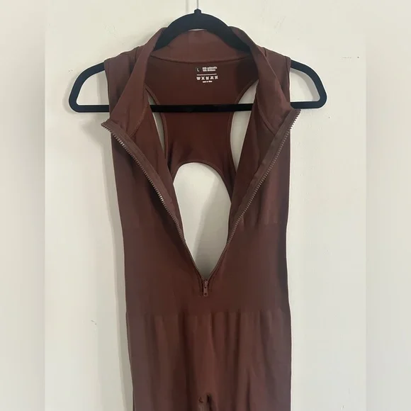 Backless Brown Jumpsuit with zipper tummy Control and Scrunch butt size L - Picture 9 of 9